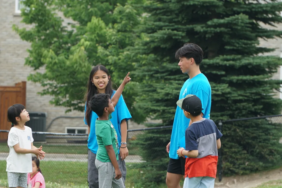 Students volunteering together